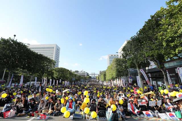 지난 2019년 10월 12일 ‘제9차 사법 적폐 청산을 위한 검찰 개혁 촛불 문화제’ 참가자들이 행사가 열리는 서울 서초구 반포대로를 가득 메우고 있다. /연합뉴스