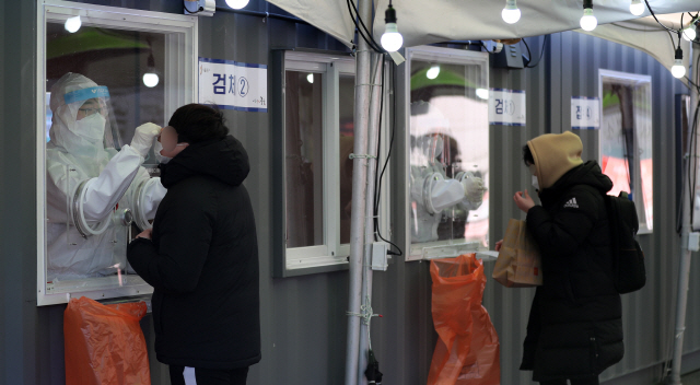 정부가 수도권 2.5단계, 비수도권 2단계인 현행 사회적 거리두기를 오는 17일까지 2주 연장하기로 한 가운데 3일 서울역 광장에 마련된 서울 중구 임시 선별검사소를 찾은 시민들이 검사를 받고 있다./권욱기자