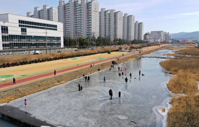 전국에 강추위가 이어지며 지난 3일 경북 경산시 남천이 얼어붙었다./연합뉴스