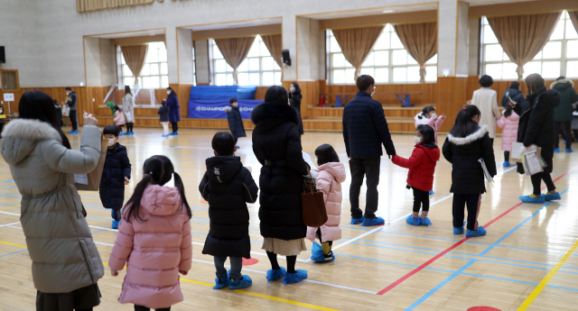 4일 오전 경남 창원시 마산회원구 한 초등학교에서 열린 취학 아동 예비소집일에 학부모와 취학 아동이 학교를 방문하고 있다./연합뉴스