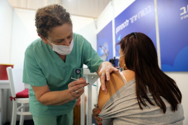 100 만 명의 이스라엘 사람들이 예방 접종을 받았습니다. 프랑스는 4 일 만에 138 명만