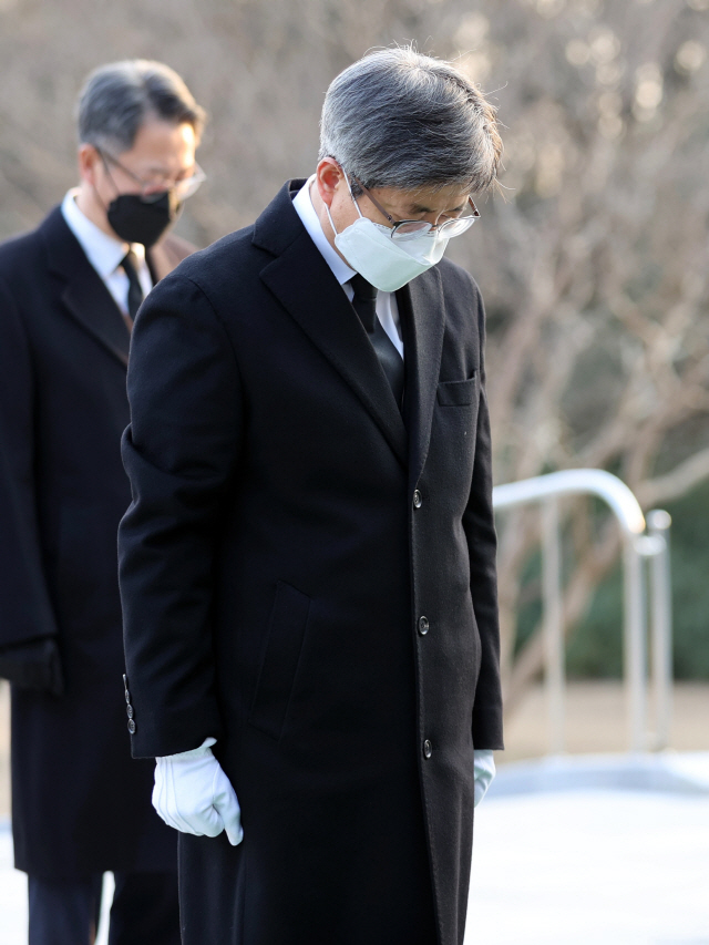 김명수 대법원장이 4일 오전 서울 동작구 국립서울현충원에서 참배하고 있다. /연합뉴스