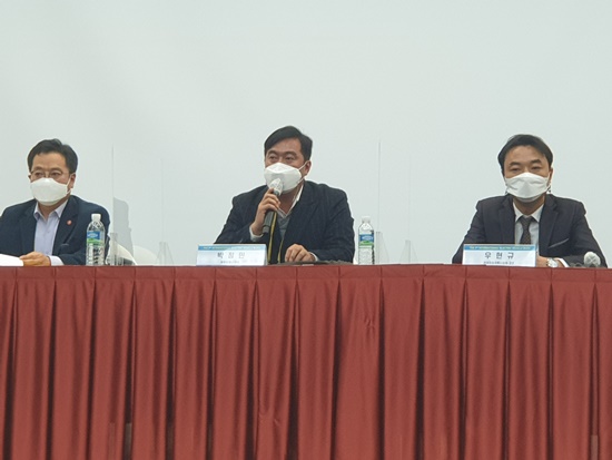 박정민 대표(가운데)가 제7회 국제전기차엑스포(IEVE) 중에 진행된 전기차 개조산업 및 안전비지니스 워크숍에서 연사로 발표하고 있다.