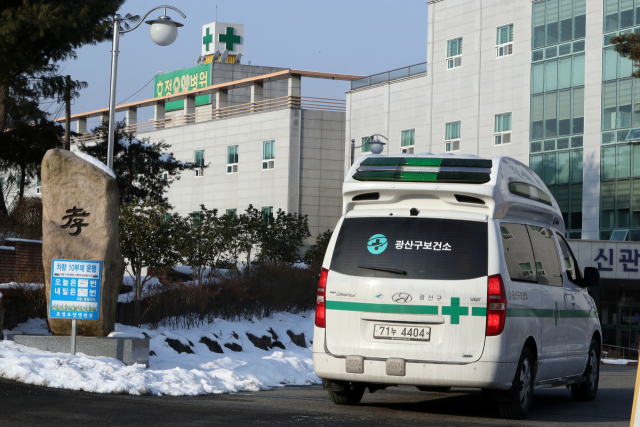 신종 코로나바이러스 감염증(코로나19) 집단감염이 발생한 광주 광산구 효정요양병원에서 4일 오전 방역물품을 실은 보건소 구급차가 이동하고 있다./연합뉴스