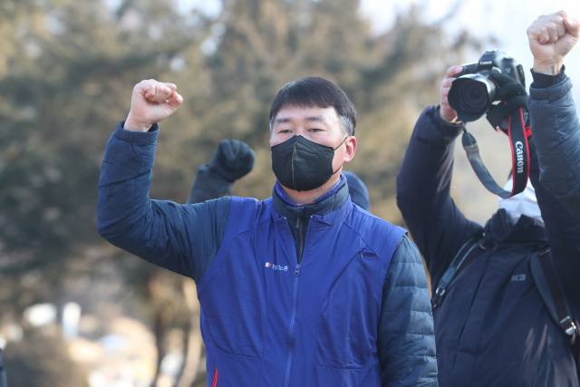 양경수 전국민주노동조합총연맹(민주노총) 위원장이 지난 4일 경기도 남양주시 모란공원 전태일 열사 묘역에서 열린 민주노총 2021년 시무식에서 민중의례하고 있다./연합뉴스