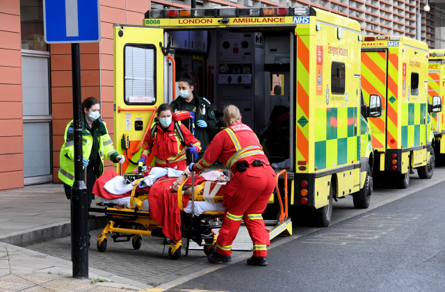 3일(현지 시간) 영국 런던의 로열런던 병원 앞에서 구급대원들이 코로나19 환자를 이송하고 있다. /EPA연합뉴스