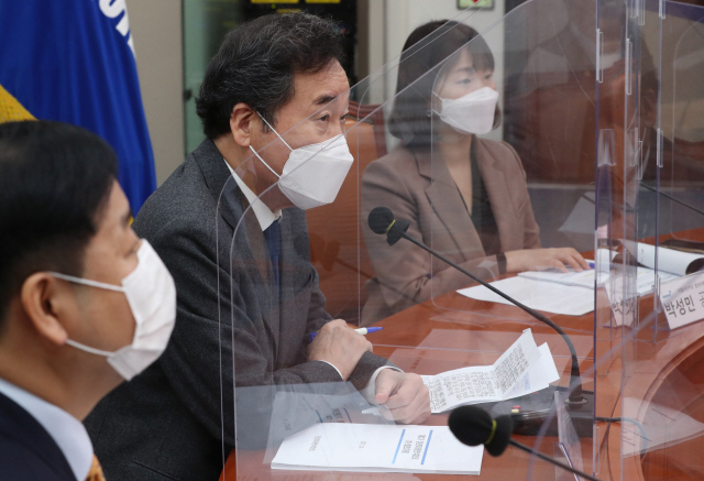 이낙연 더불어민주당 대표가 4일 국회에서 열린 청년미래연석회의 출범식에서 인사말하고 있다./ 연합뉴스