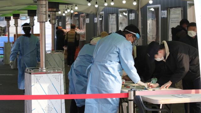 4일 오전 서울역 광장에 설치된 서울 중구 임시 선별검사소에서 시민들이 문진을 작성 및 검체 검사를 받고 있다./연합뉴스