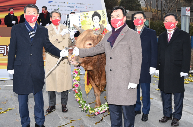 새해 첫 주식시장 거래일인 4일 오전 서울 여의도 한국거래소 별관 앞에서 열린 ‘2021 증시대동제’에 참석한 은성수(왼쪽부터) 금융위원장, 이종환 서울경제신문 대표이사 부회장, 윤관석 국회 정무위원장, 손병두 한국거래소 이사장, 이명호 한국 예탁결제원 사장이 신축년 증시 활황을 기원하며 황소에 꽃목걸이를 걸고 있다./오승현기자