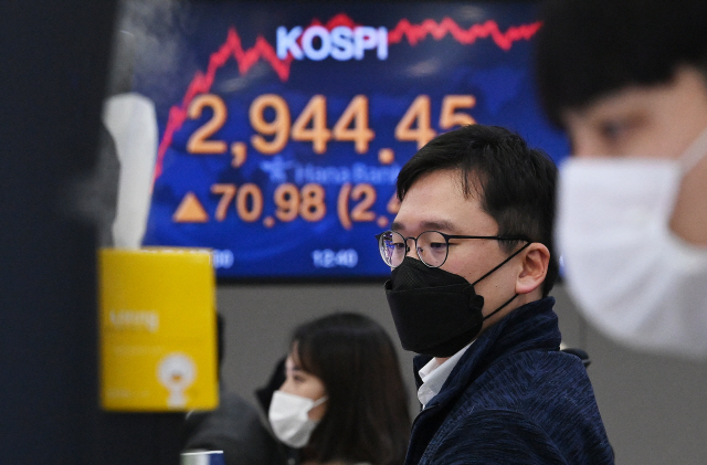 2021년 새해 첫 거래일인 4일 오후 서울 중구 하나은행 본점 딜링룸에서 딜러들이 모니터를 주시하고 있다. 이날 코스피는 사상 처음으로 시가총액이 2,000조 원을 넘고 2,900선을 돌파하며 전날보다 70.98 포인트(2.47%) 오른 2,944.45 포인트에 거래를 마쳤다./오승현기자