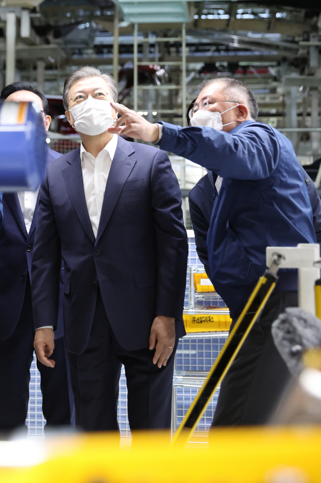 정의선(오른쪽) 현대차 회장이 지난해 10월 30일 현대차 울산공장을 방문한 문재인 대통령에게 수소차 넥쏘 생산공정을 설명하고 있다. /연합뉴스