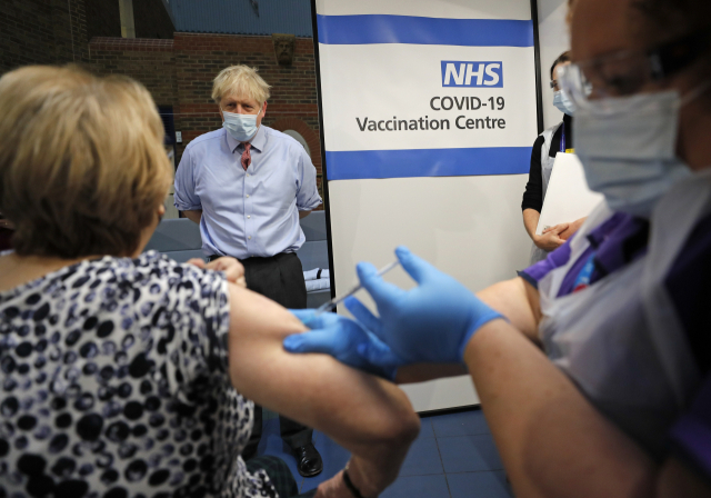 지난해 12월 런던 가이즈 병원 백신센터에서 린 윌러 씨가 미국 제약사 화이자와 독일 바이오엔테크가 공동 개발한 신종 코로나바이러스 감염증(코로나19) 백신을 접종받는 모습./AP 연합뉴스