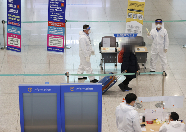 3일 인천공항 입국장에 설치된 해외입국자 관련 안내판./연합뉴스