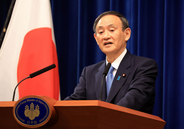 스가 요시히데 일본 총리가 지난 4일(현지시간) 관저에서 신년 기자회견을 하고 있다. /EPA연합뉴스
