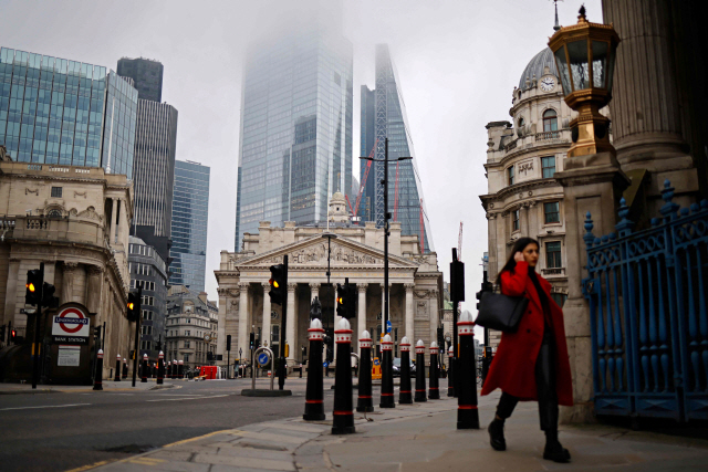 영국 런던의 영란은행 인근에서 한 여성이 지난달 28일 걸어가고 있다. /AFP연합뉴스