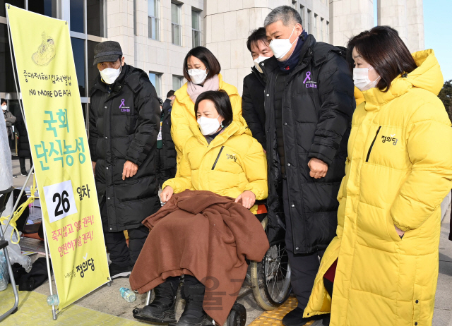 중대재해기업처벌법 제정을 촉구하며 단식농성 중 병원에 이송된 정의당 강은미 원내대표가 5일 국회 본관 앞 단식농성장으로 복귀하고 있다./권욱기자 2021.01.05