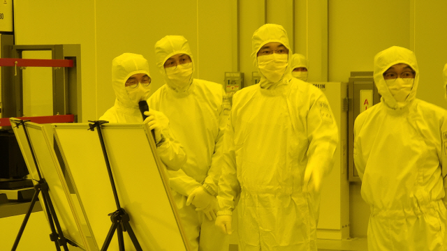 이재용(왼쪽 세 번째) 삼성전자 부회장이 4일 평택 반도체 2공장을 찾아 극자외선(EUV) 전용 라인을 점검하고 있다. /사진 제공=삼성전자