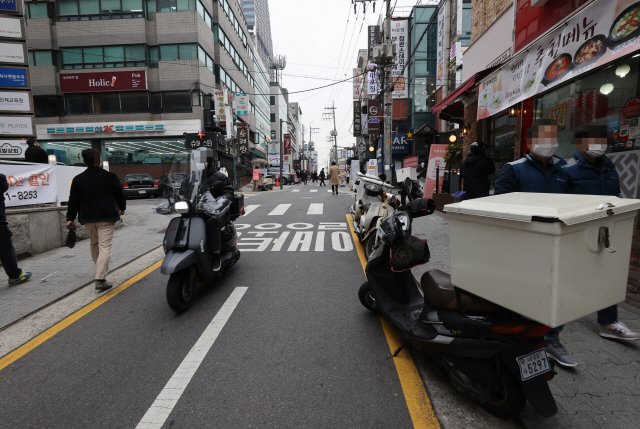 지난 2020년 12월 10일 점심 식사 시간대에 서울 강남구 식당가가 비교적 한산한 모습을 보이고 있다. /연합뉴스