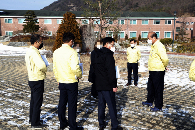 강영성 상주시장(오른쪽 끝)과 관계자들이 지난 3일 BTJ열방센터를 방문해 행정명령서를 전달하면서 방역협조를 당부하고 있다.