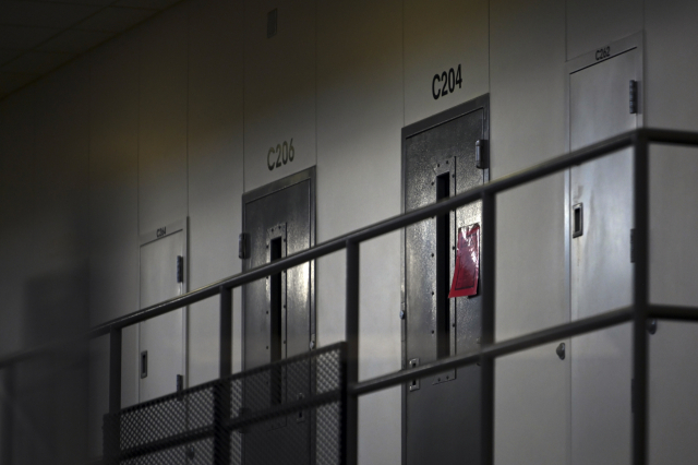 4일 미국 패리볼트 교도소에서 코로나19 확진을 알리는 빨간 꼬리표가 문에 걸려 있다./AP통신·연합뉴스