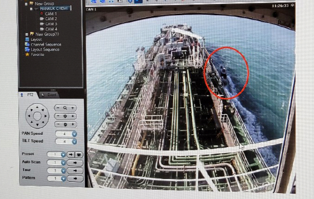 아랍에미리트(UAE)를 향하던 한국 국적 유조선 ‘한국케미’가 이란 혁명수비대에 나포됐다. 이란 혁명수비대가 한국 유조선의 나포 사유로 ‘반복적 환경 규제 위반’을 제시하면서 사법 절차를 밟을 것이라고 밝혔다. 한국케미 나포와 관련해 선사인 디엠쉽핑 관계자는 “이란 혁명수비대가 접촉한 해역은 공해상”이라며 “환경 오염은 일으키지 않았다”고 반박했다. 사진은 한국케미가 공해상에서 나포 후 이란항에 도착한 모습. 오른쪽 동그라미는 혁명수비대 고속정이 유조선에 접근해 승선하는 장면이  CCTV에 촬영된 모습./연합뉴스