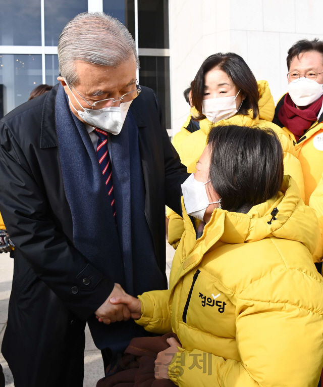 중대재해기업처벌법 제정을 촉구하며 단식농성 중 병원에 이송된 정의당 강은미 원내대표 5일 국회 본관 앞 단식농성장으로 복귀하자 국민의힘 김종인 비상대책위원장이 손을 맞잡으며 격려하고 있다./권욱기자 2021.01.05