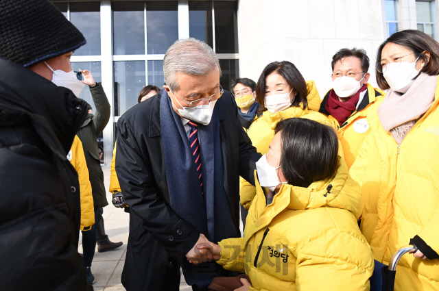 중대재해기업처벌법 제정을 촉구하며 단식농성 중 병원에 이송된 정의당 강은미 원내대표 5일 국회 본관 앞 단식농성장으로 복귀하자 국민의힘 김종인 비상대책위원장이 손을 맞잡으며 격려하고 있다./권욱기자 2021.01.05