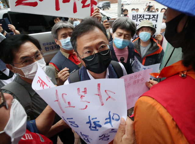 지난 7월 1일 오전 서울 중구 정동 민주노총 앞에서 노사정 합의에 반대하는 민주노총 비정규직 조합원 등이 건물로 들어서는 김명환 위원장을 가로막고 있다. /연합뉴스