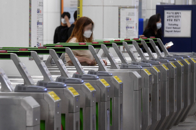 지난해 8월 수도권에서 ‘사회적 거리 두기 2.5단계’가 시행된 후 첫 월요일인 31일 서울 광화문역이 출근길에도 한산하다. 재택근무·시차출퇴근제 등 유연근무제가 시행됐기 때문으로 분석된다. /권욱기자