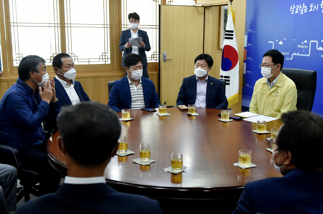 박남춘(오른쪽 2번째) 인천시장이 최근 열린 운수업계 간담회에서 참석자들의 의견을 듣고 있다./사진제공=인천시
