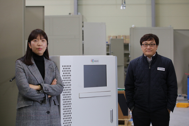 한국생산기술연구원 심지연(사진 왼쪽) 박사와 대경산전 김경호(〃오른쪽) 연구소장이 ESS 앞에서 포즈를 취하고 있다. 사진제공=한국생산기술연구원