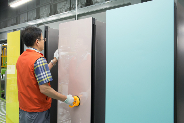 삼성전자 광주사업장에서 한 직원이 모듈러 타입의 ‘비스포크 냉장고’를 생산하고 있다. /사진제공=삼성전자