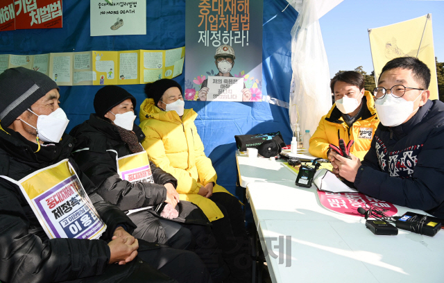 인 김제동이 6일 국회 본청 앞 중대재해기업처벌법 제정 촉구 단식농성장을 방문해 고 이한빛 PD 부친 이용관씨와 고 김용균 어머니 김미숙 김용균재단 이사장 등과 대화하고 있다./권욱기자 2021.01.06