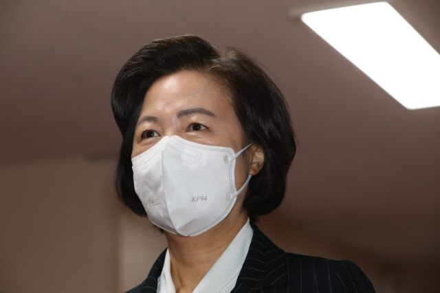 추미애 법무부 장관이 지난 달 29일 서울 종로구 정부서울청사에서 열린 국무회의에 참석하고 있다. /성형주기자