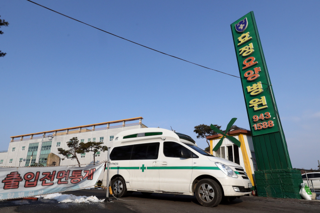 광주 광산구 효정요양병원에서 지난 4일 오전 방역물품 전달을 마친 보건소 구급차가 이동하고 있다./연합뉴스