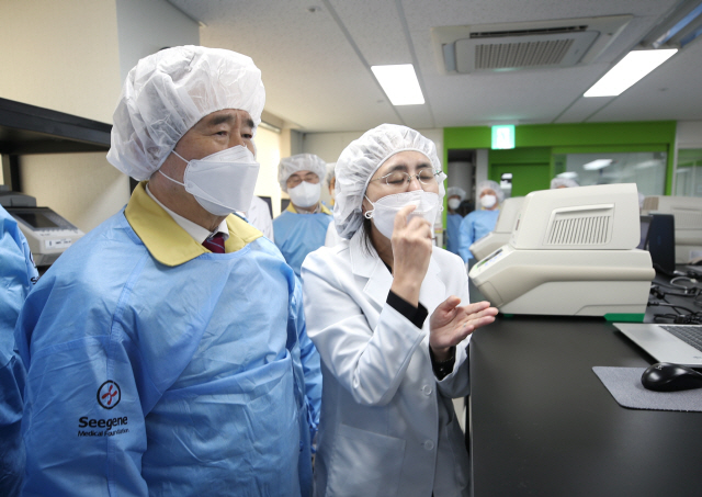 정세균 국무총리가 6일 오후 서울 성동구 코로나19 검사수탁기관인 씨젠의료재단을 방문해 이선화 의료원장으로부터 설명을 듣고 있다. /연합뉴스