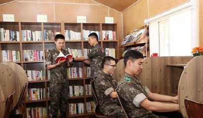 한 육군부대의 북카페에서 장병들이 독서를 즐기고 있다.      /연합뉴스