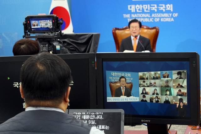 박병석 국회의장이 6일 국회에서 열린 신년 화상기자간담회에서 인사말을 하고 있다./권욱기자 2021.01.06