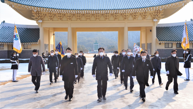 중소기업기술정보진흥원 임직원이 5일 국립대전현충원에서 참배를 위해 들어오고 있다./사진제공=기정원