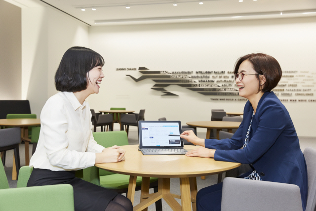 삼성화재 직원이 고객과 상담하고 있다. /사진제공=삼성화재