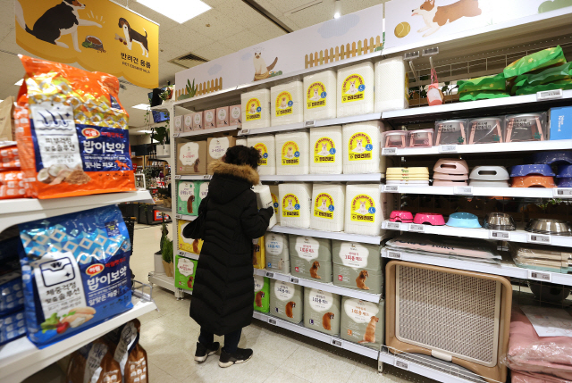 6일 한 쇼핑객이 서울의 대형 마트 내 반려동물용품 코너에서 제품을 살펴보고 있다. 신종 코로나바이러스감염증(코로나19) 여파로 집에서 보내는 시간이 많아지면서 반려동물 관련 제품 수요도 늘고 있다. /연합뉴스