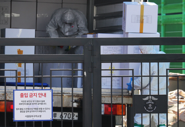 6일 오전 서울 송파구 동부구치소에서 관계자들이 의료폐기물을 수거하고 있다. /연합뉴스