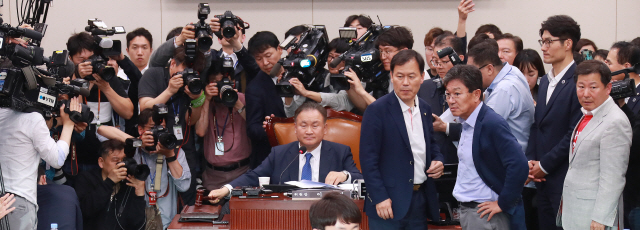 국회 사법개혁특위의 이상민 위원장이 지난 2019년 4월 문체위 회의실에서 열린 사법개혁특위 전체회의에서 공수처·검경수사권 조정안 패스트트랙 지정을 알리는 의사봉을 두드리자 야당 의원들이 항의하고 있다. 의석수를 앞세운 다수결의 원칙에 앞서 소수의 의견을 존중하며 합의해나가는 공화(共和)의 정신이 필요한 것으로 지적된다.      /연합뉴스