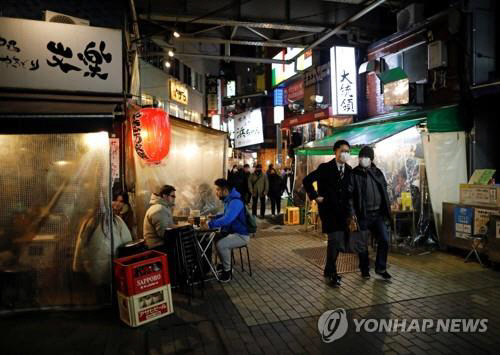 신종 코로나바이러스 감염증(코로나19) 확진자 급증으로 인해 긴급사태 발령을 앞둔 일본 도쿄도(東京都)에서 5일 오후 사람들이 주점을 이용하고 있다./로이터연합뉴스