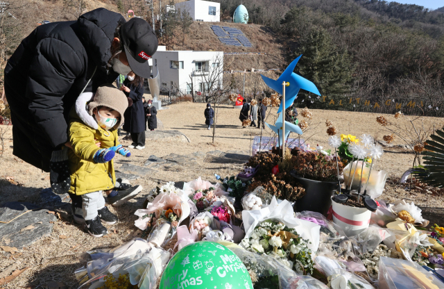 6일 오전 경기 양평 하이패밀리 안데르센 공원묘지에 안장된 정인 양의 묘지에 한 아이가 손을 흔들고 있다./연합뉴스