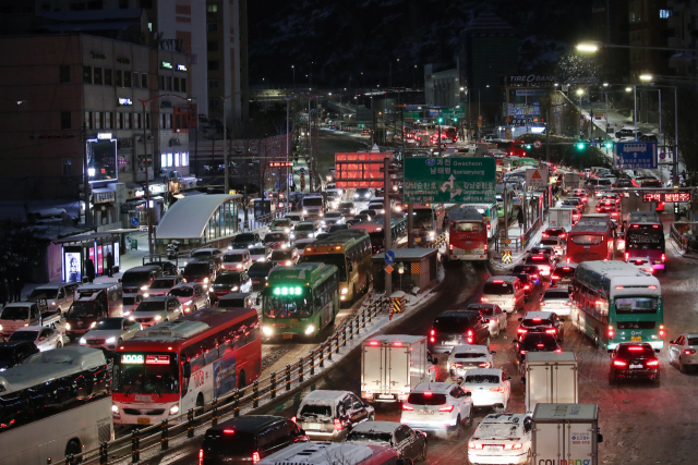 7일 오전 서울 사당역 인근 도로가 밤사이 내린 눈으로 차량정체를 빚고 있다./연합뉴스