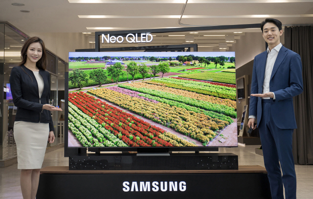 삼성전자 홍보도우미가 수원 디지털시티에서 2021년 신제품 네오 QLED TV를 소개하고 있다. 삼성전자는 6일(미국 현지 시간) ‘삼성 퍼스트 룩 2021’ 행사에서 신제품 TV 라인업을 선보였다. /사진 제공=삼성전자