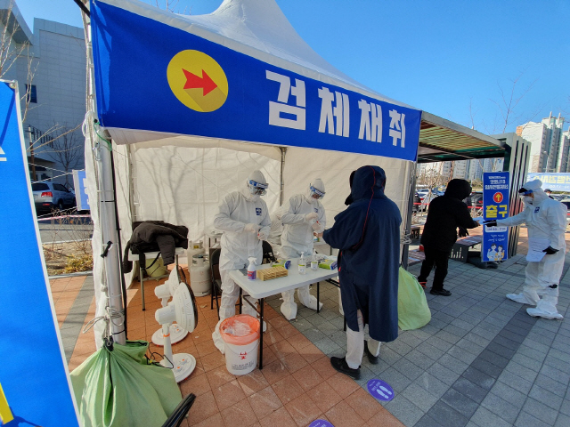 한파와 강풍으로 인해 부산지역 임시선별검사소 운영이 단축된다. 사진은 정관보건지소 임시 선별검사소./사진제공=기장군