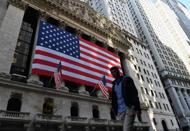 미국 뉴욕 맨해튼의 뉴욕증권거래소(NYSE) 앞을 지난 5일 한 남성이 걷고 있다. /AFP연합뉴스