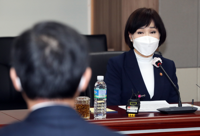 전현희 국민권익위원회 위원장이 7일 정부서울청사 국민권익위원회를 방문한 김현수 농림축산식품부 장관과 문성혁 해양수산부 장관과 면담하고 있다. /연합뉴스